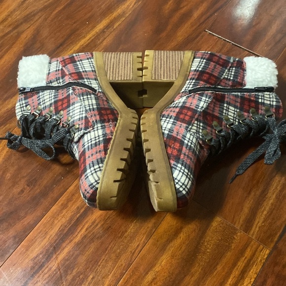Comfort Est. 1946 Red Plaid Chunky Boots with Faux Fur 8 NWOB - Picture 2 of 10